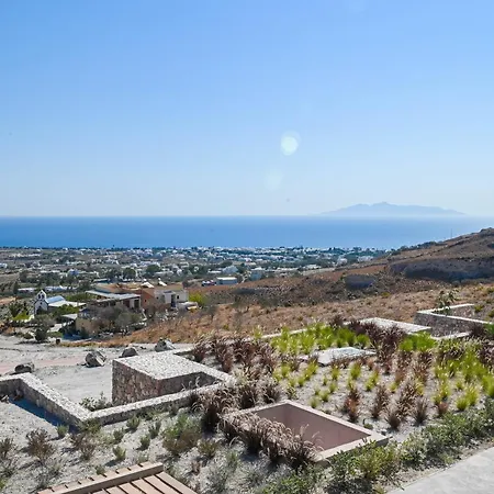 Felicity Cave * Éxo Goniá