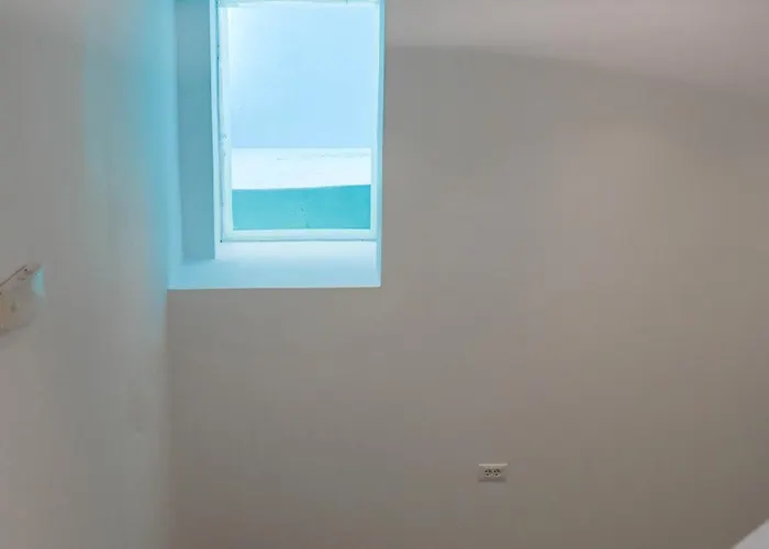 Felicity Cave * Έξω Γωνιά