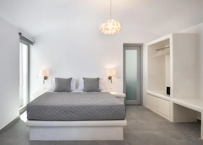 Felicity Cave * Έξω Γωνιά