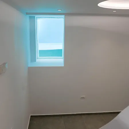 Felicity Cave * Éxo Goniá