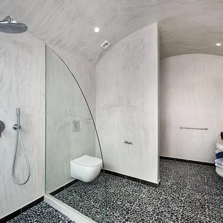 Felicity Cave Éxo Goniá