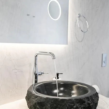 Felicity Cave Éxo Goniá