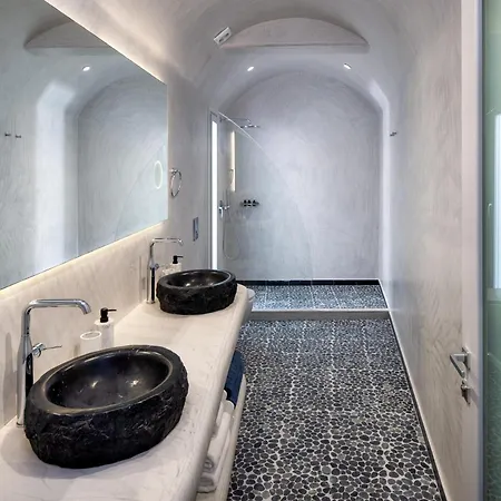 فيلة Felicity Cave