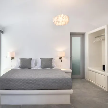 Felicity Cave * Éxo Goniá