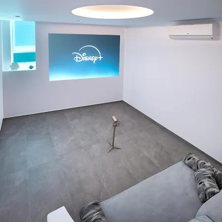 Felicity Cave فيلة *