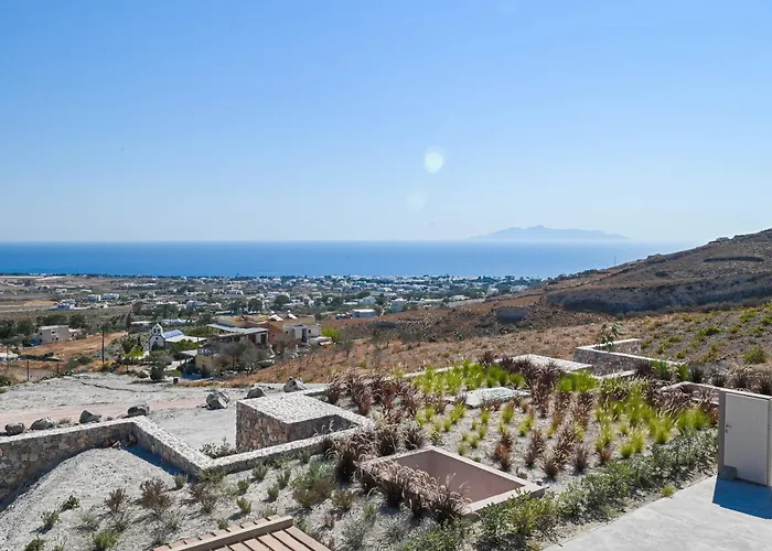 Felicity Cave * Éxo Goniá